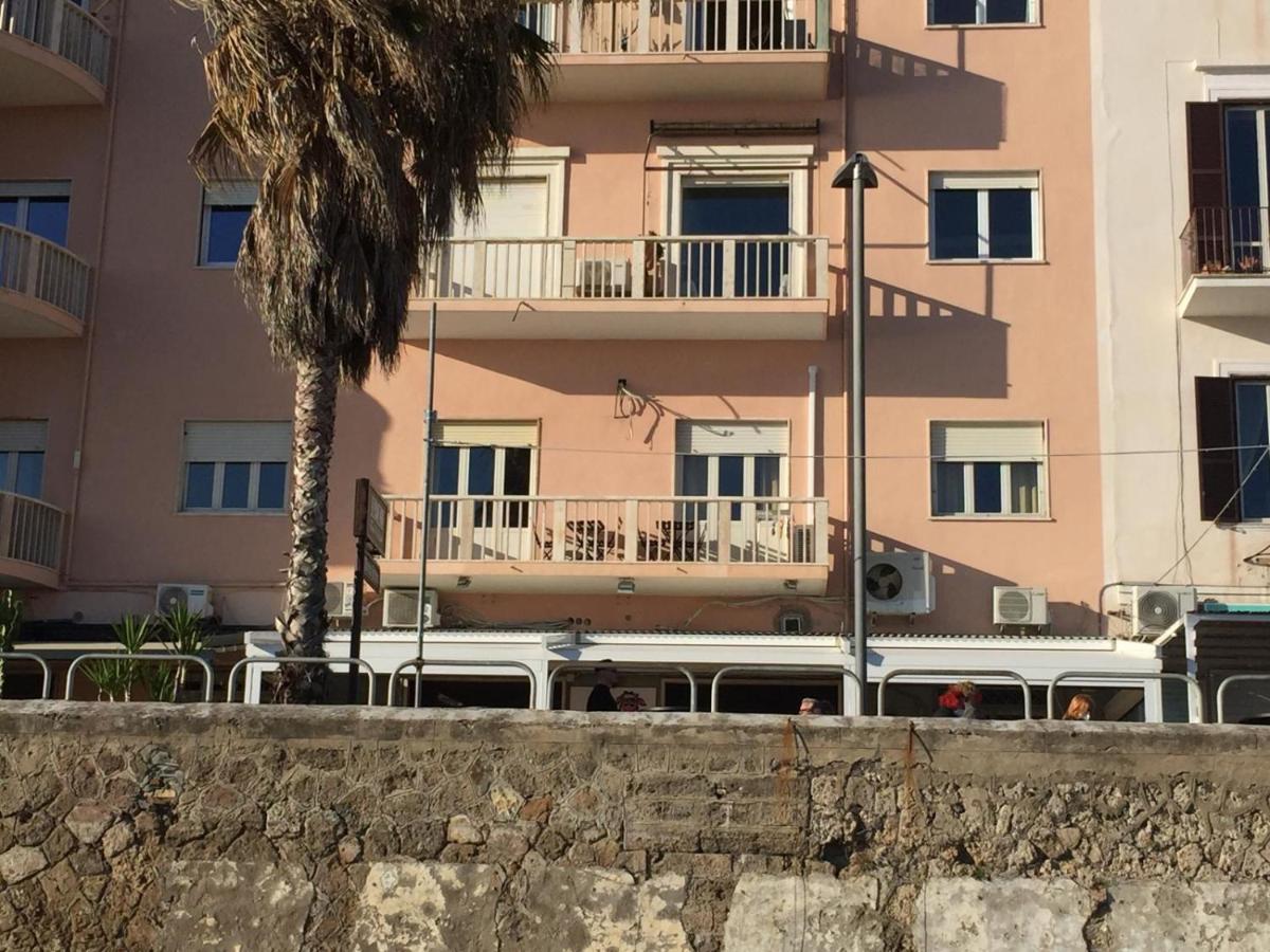 Suite beachfront near the station and Port, 5 beds - Housity