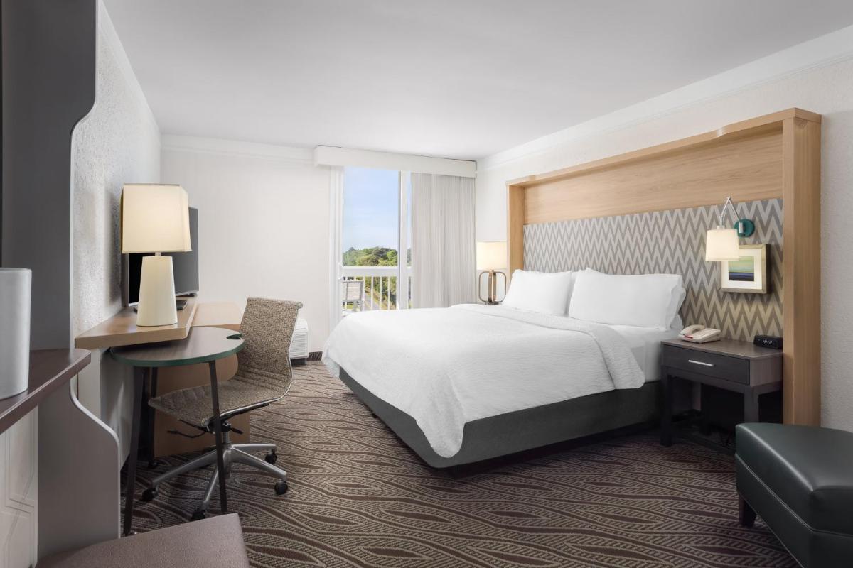 Holiday Inn Resort Oceanfront at Surfside Beach, an IHG Hotel - Housity