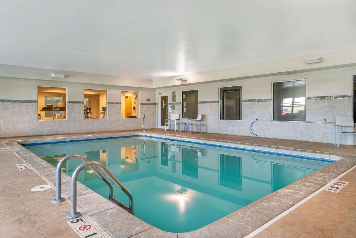 Country Inn & Suites by Radisson, Rossford - Toledo South - Housity