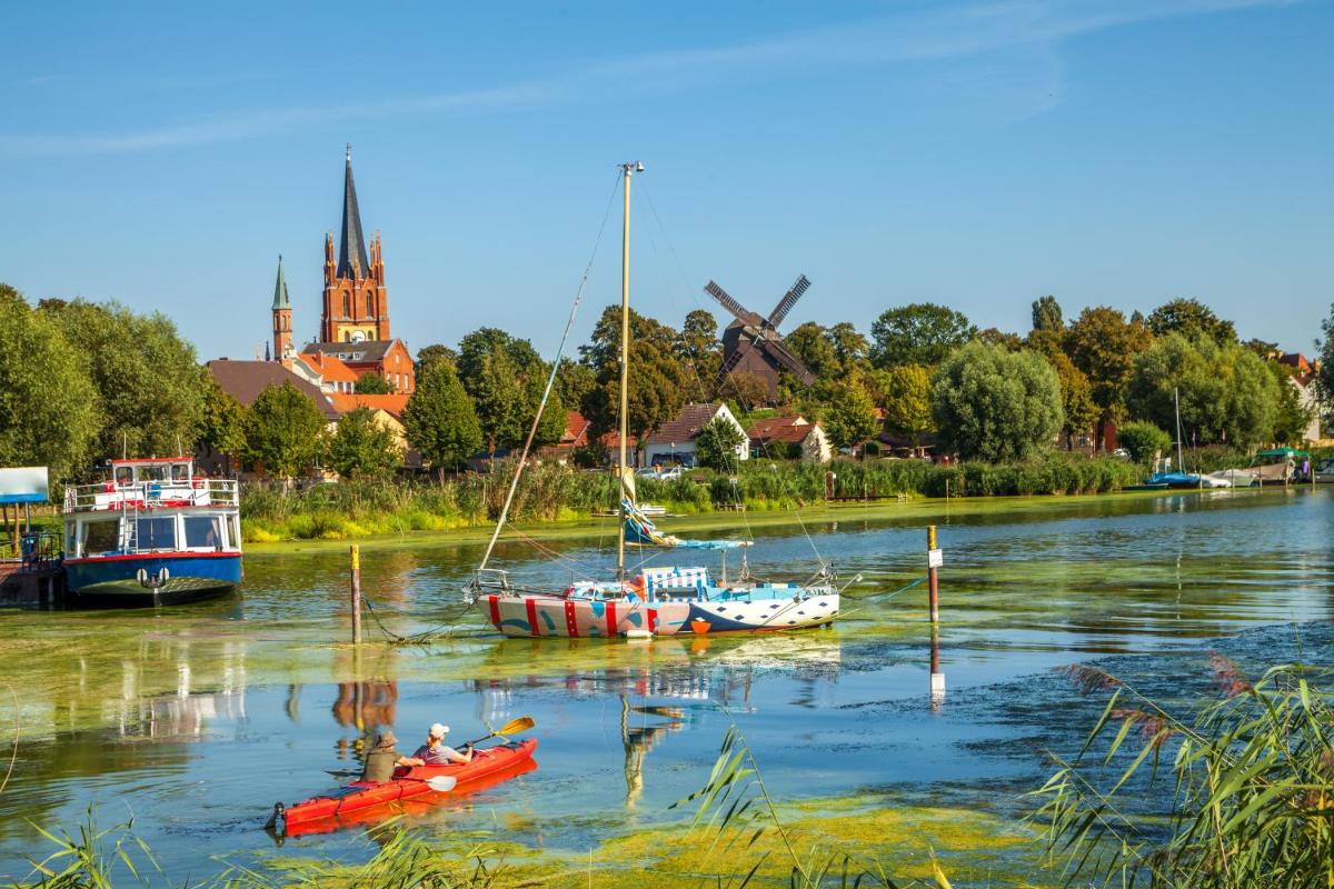 Stilvolle Ferien-Geschäftswohnung Brandenburger Seenlandschaft - Housity