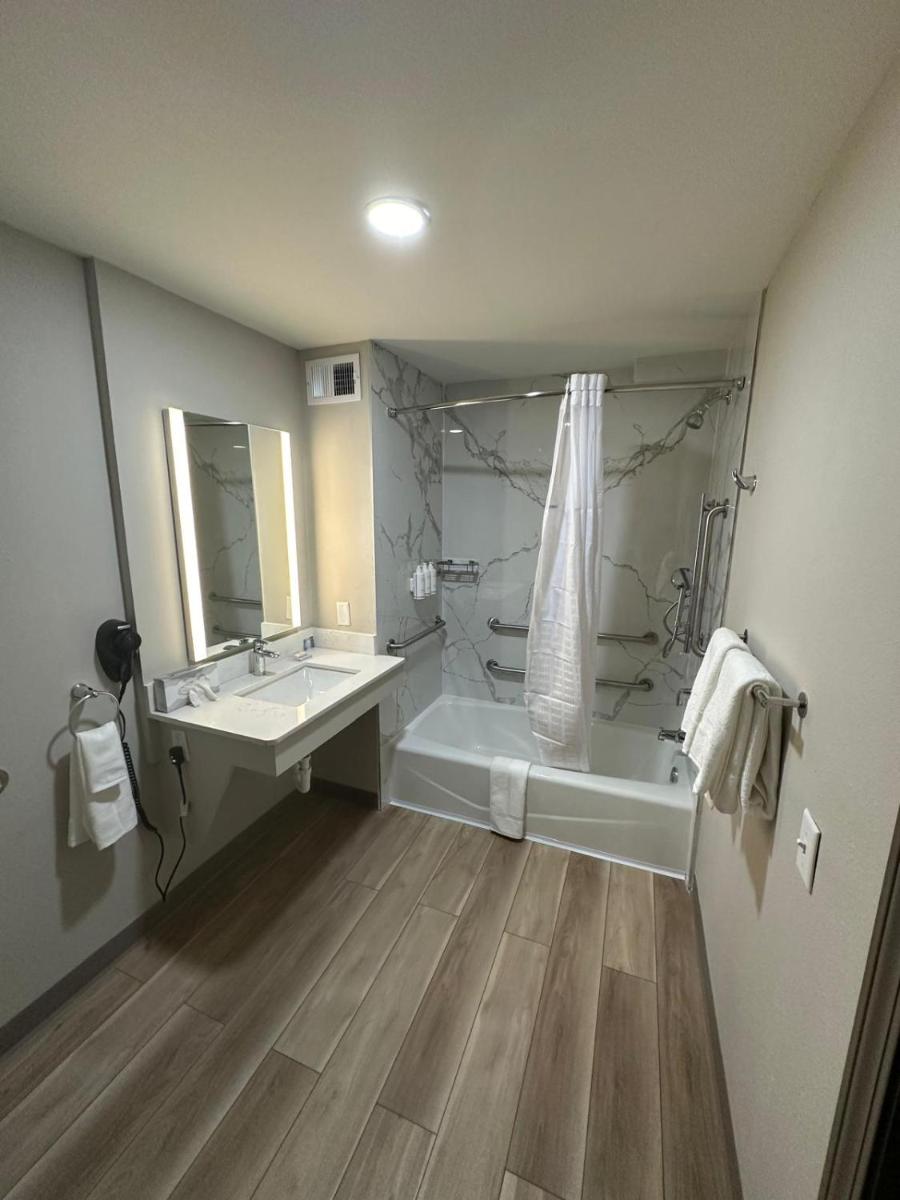 Days Inn by Wyndham Mandan Bismarck Area - Housity