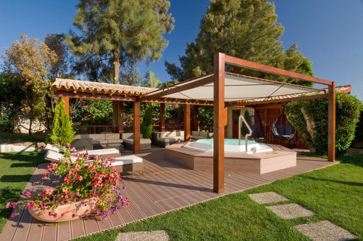 Um jardim no exterior de Cerro Da Marina Hotel - Adults Only