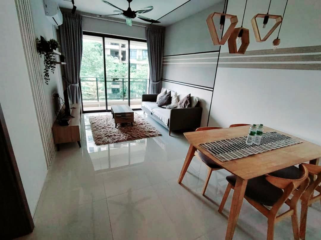 Happy House, Starview Bay, Free WiFi, Forestcity - Housity