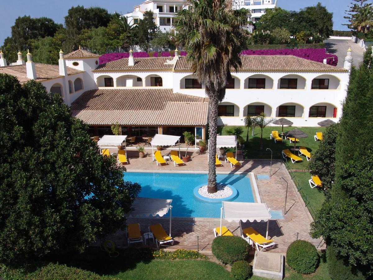 uma vista aérea de um resort com piscina em Cerro Da Marina Hotel - Adults Only em Albufeira