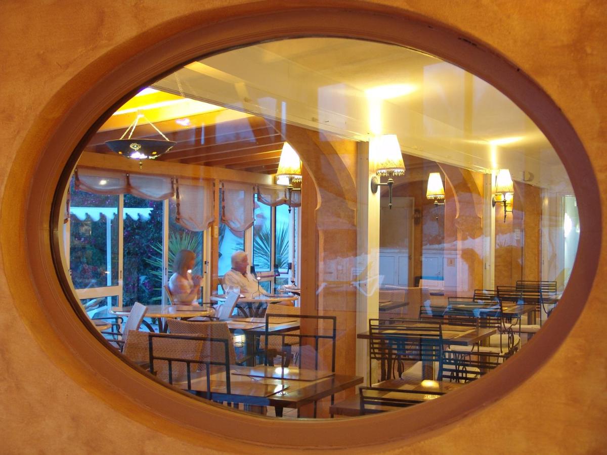 Um restaurante ou outro lugar para comer em Cerro Da Marina Hotel - Adults Only