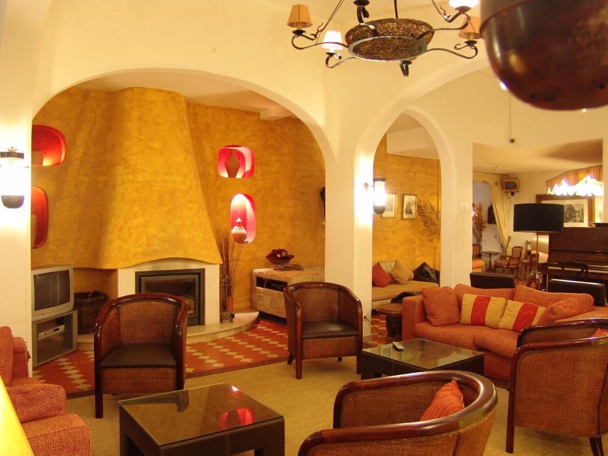 uma sala de estar com um sofá e uma lareira em Cerro Da Marina Hotel - Adults Only em Albufeira