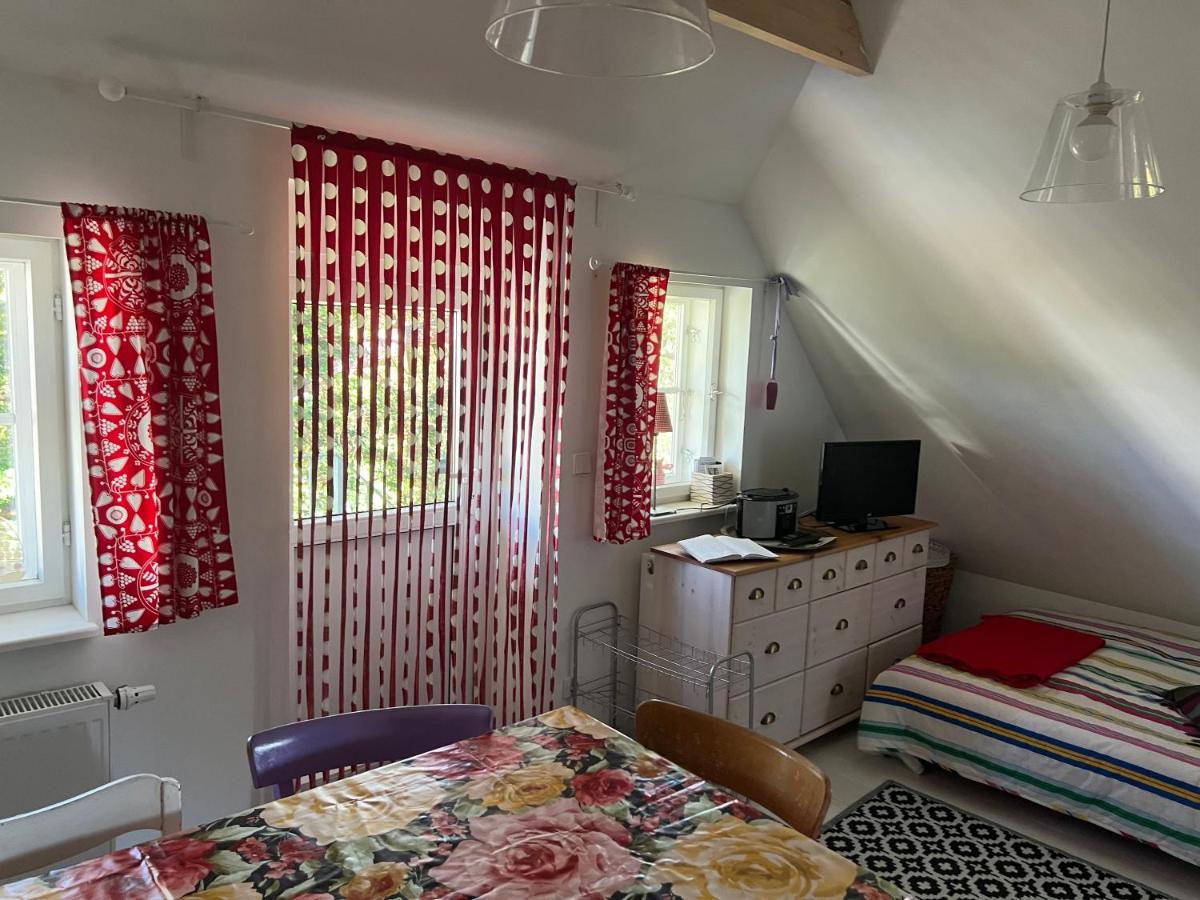 Alte Kate mit Bau-& Zirkuswagen im Gartenidyll in Putbus OT Kasnevitz - Housity