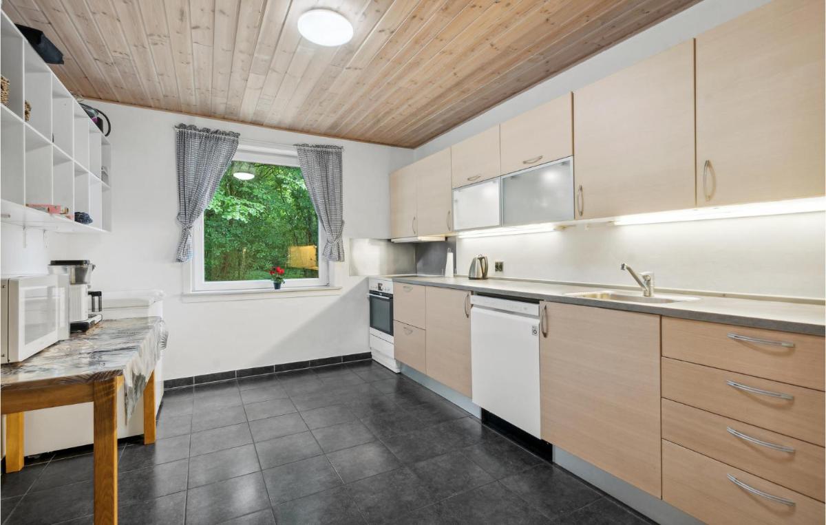 Beautiful Home In Snder Omme With 7 Bedrooms, Wifi And Jacuzzi - Housity