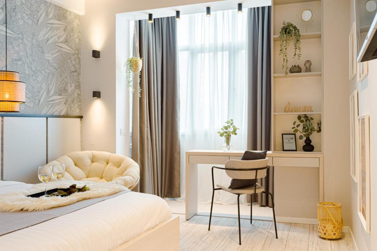Centric Charm - Modern Studio Living - Housity