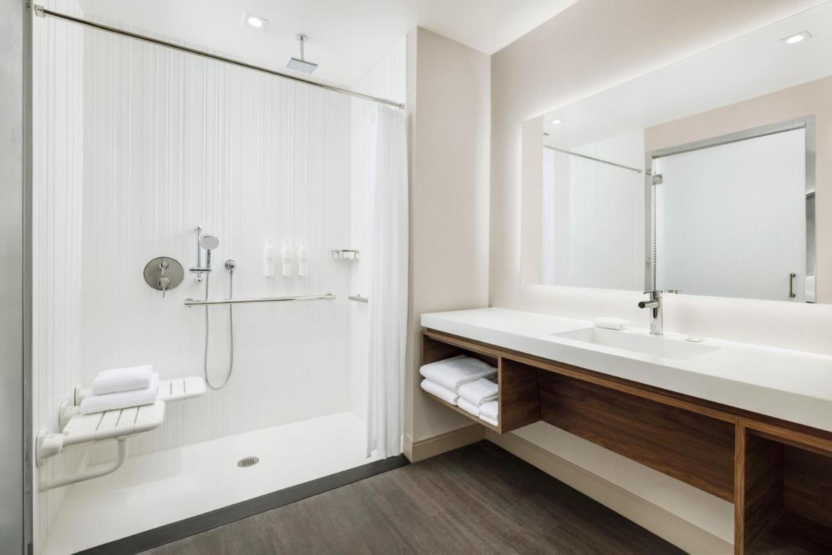 AC Hotel by Marriott Newtown Square - Housity