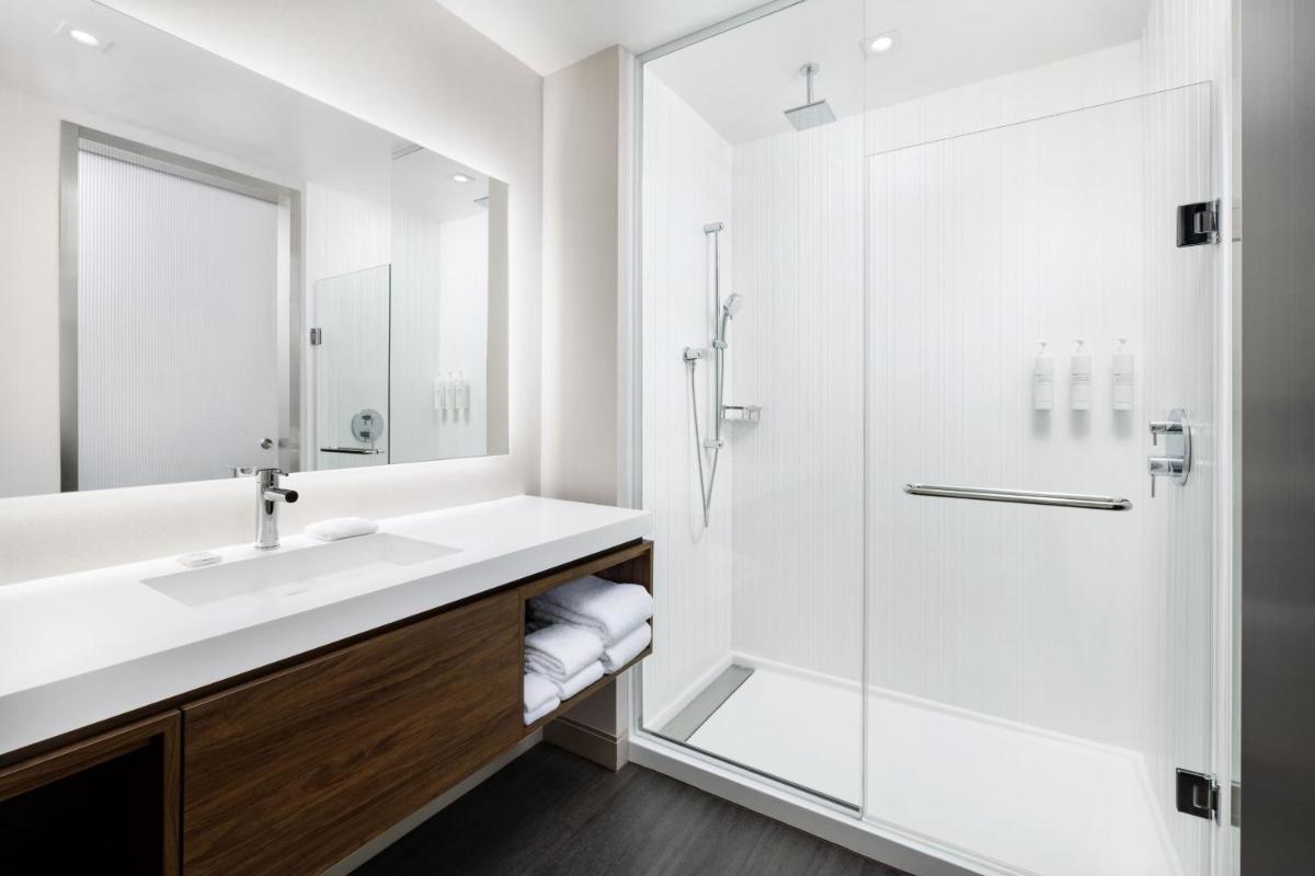 AC Hotel by Marriott Newtown Square - Housity