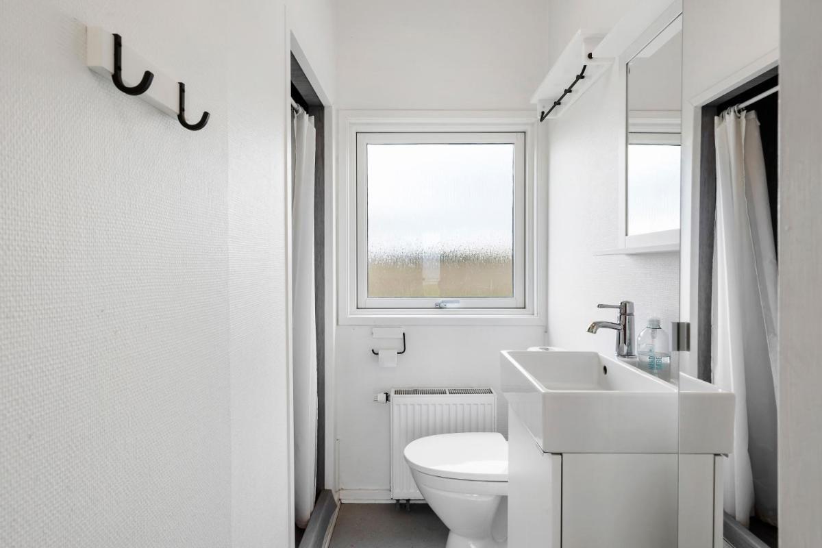 Charming 2-Bedroom 12H Ocean Retreat Summerhouse - Housity