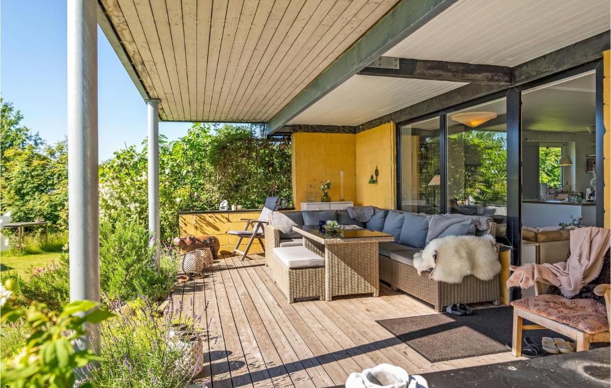2 Bedroom Cozy Home In Egå - Housity