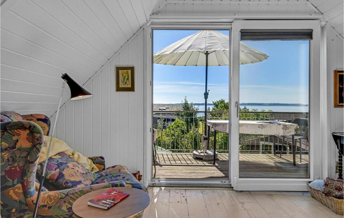 2 Bedroom Cozy Home In Egå - Housity