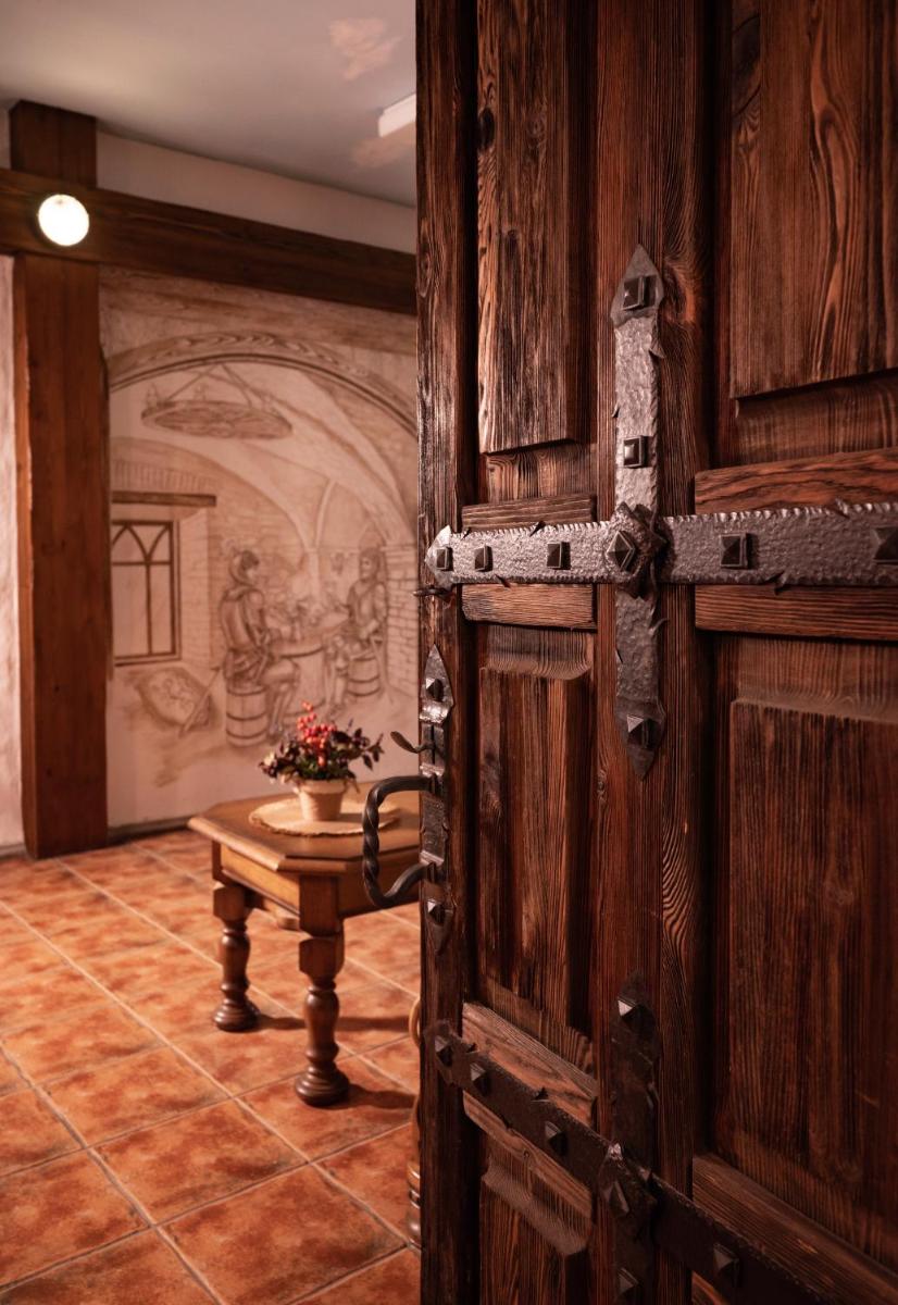 Üksik Rüütel Hotel - Housity