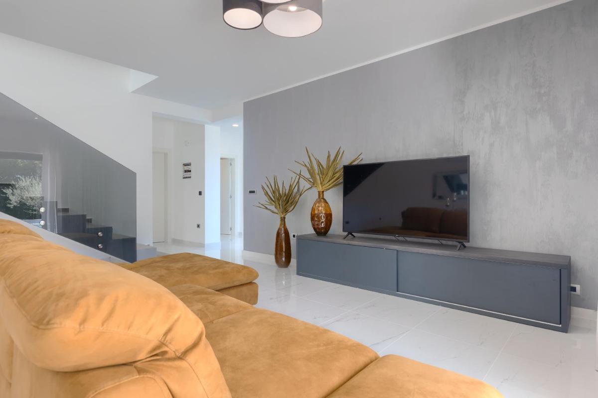 Villa Tonchi 3 Bedroom Private Pool BBQ & Garden - Housity