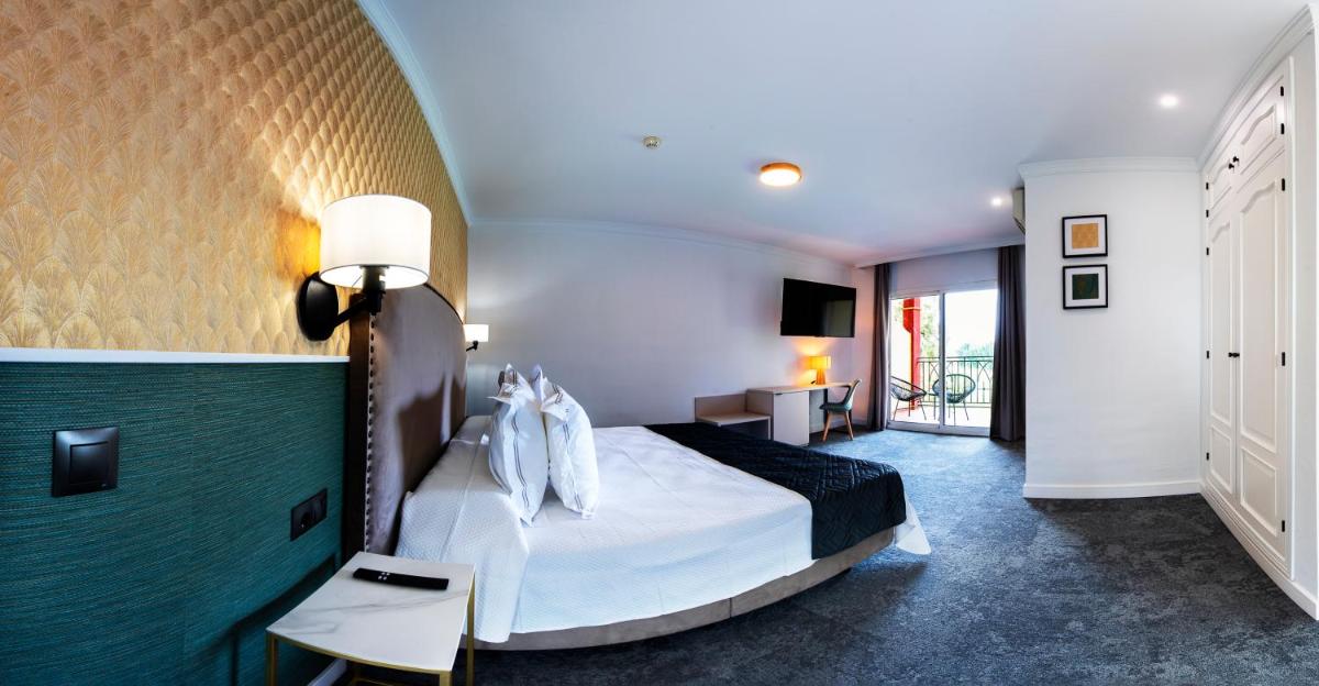 Una habitación de hotel con una cama y un televisor. en Hotel Tamisa Golf, en Mijas 51 fotos más