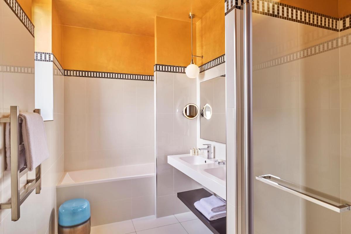 Salle de bains dans l'établissement Hôtel Barrière Le Westminster