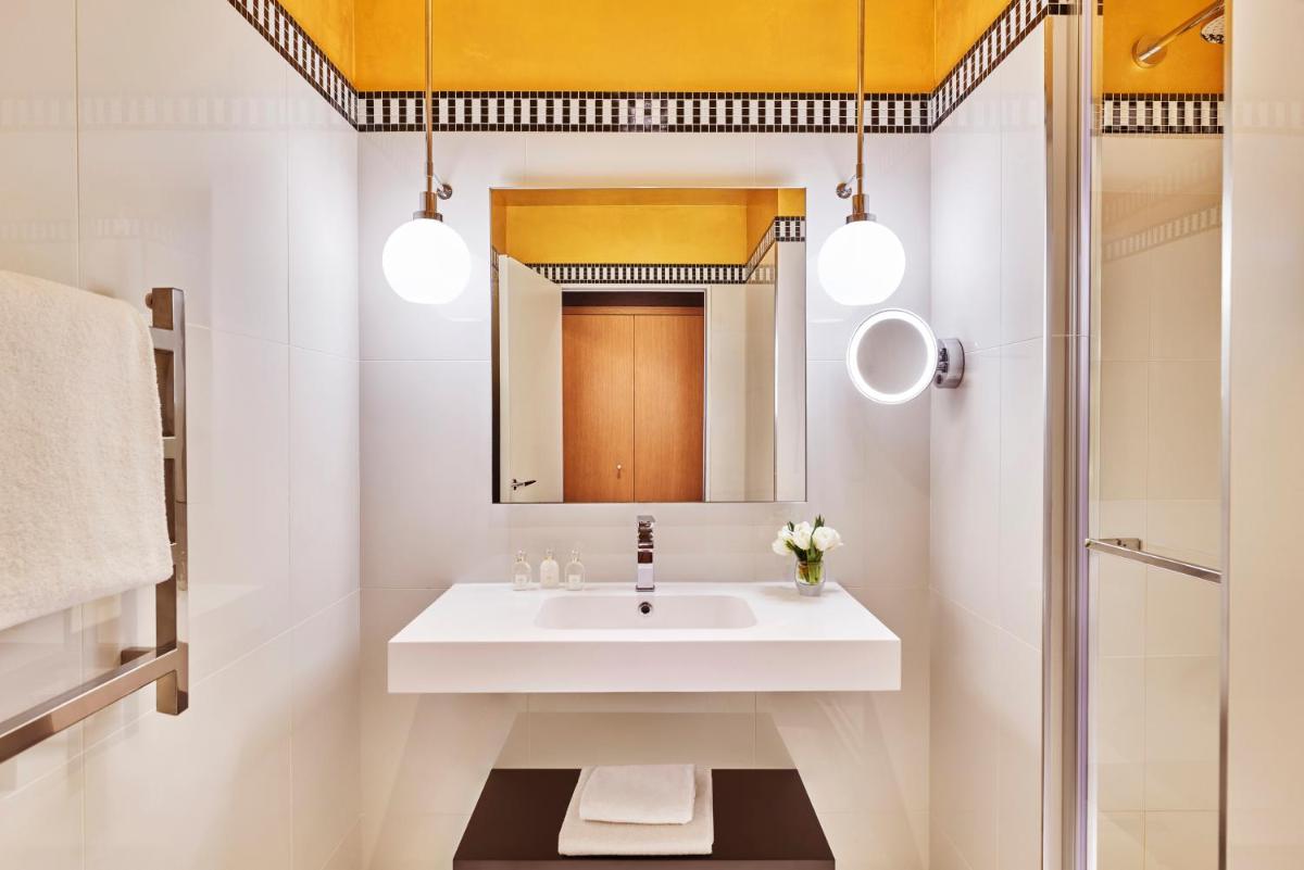 Salle de bains dans l'établissement Hôtel Barrière Le Westminster