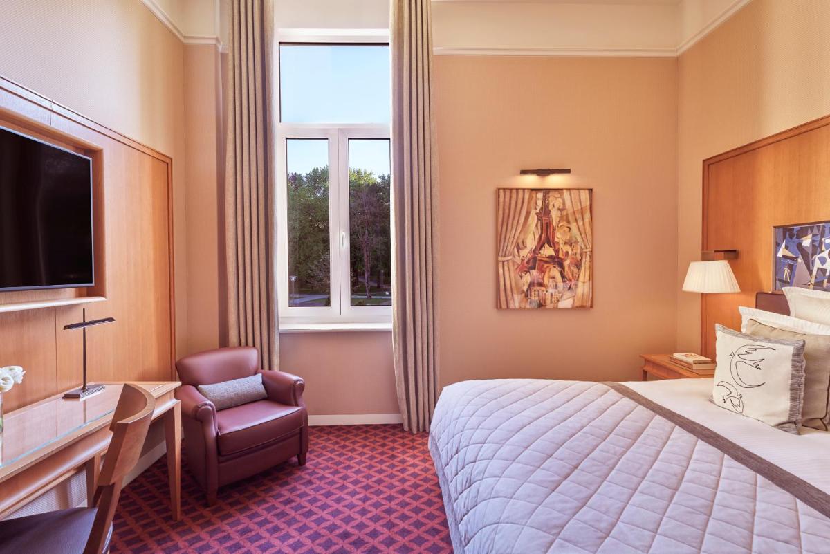 Un ou plusieurs lits dans un hébergement de l'établissement Hôtel Barrière Le Westminster