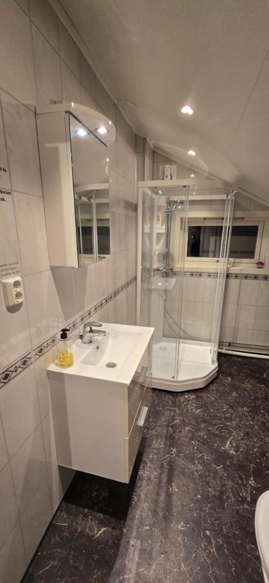1 Room in The Yellow House, close to Airport & Lofoten - Housity