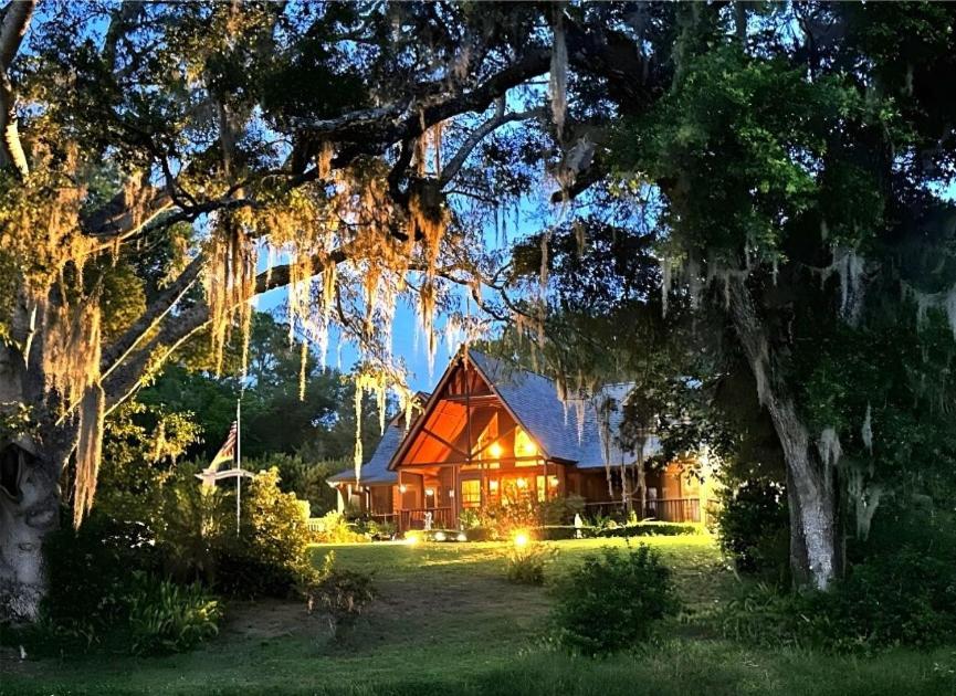 Cabin On The Lake - Housity