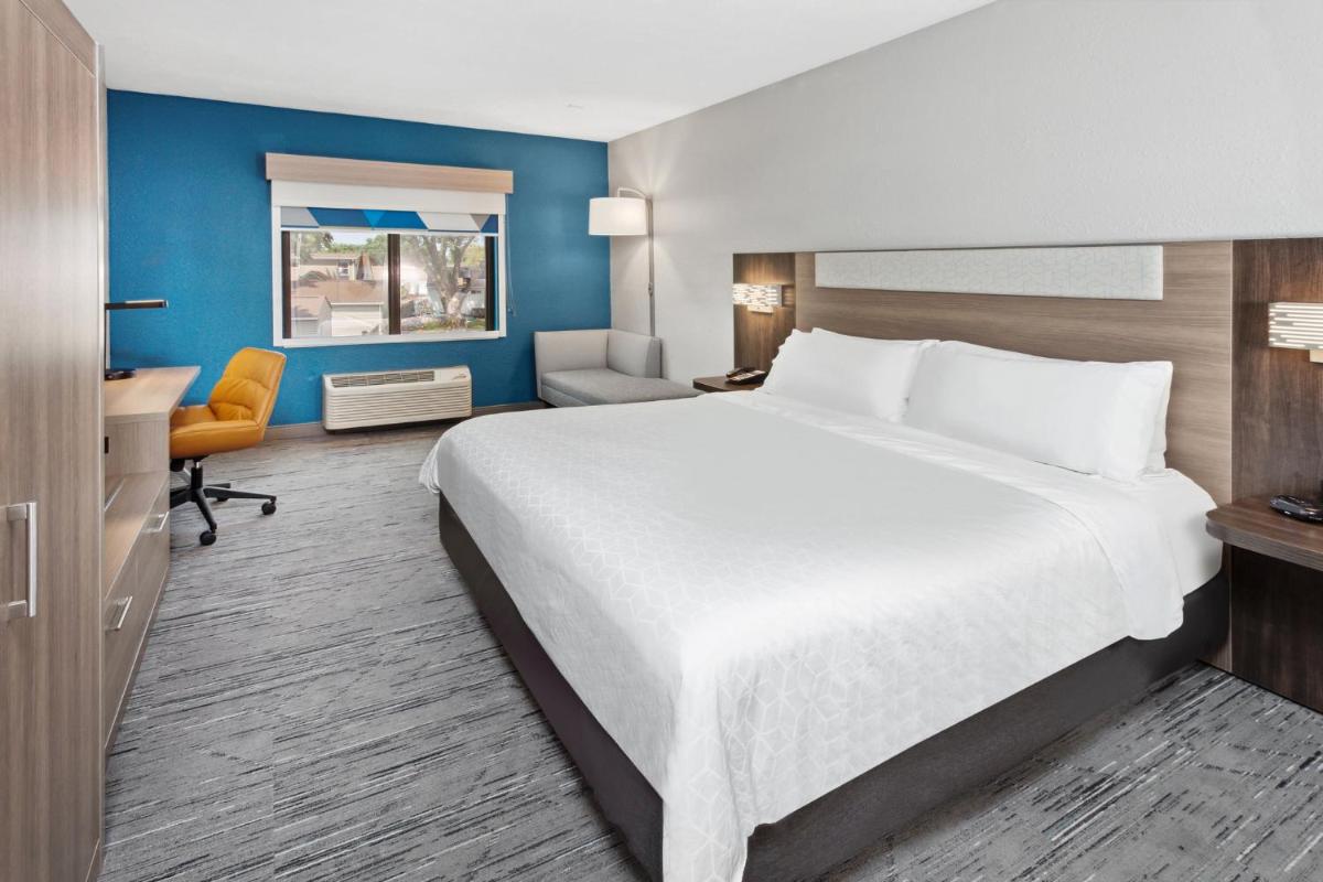 Holiday Inn Express Cleveland Airport - Brook Park by IHG - Housity