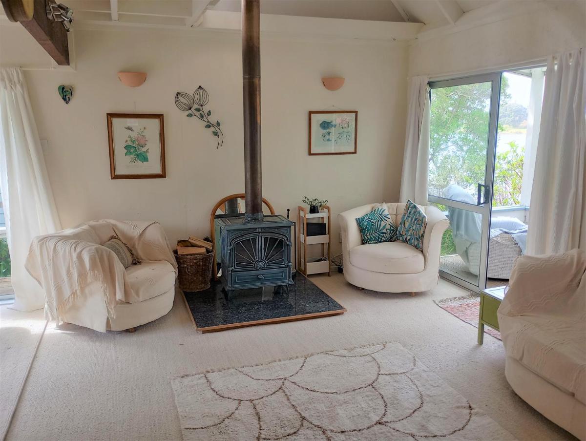 A Waterside retreat - Waikanae Beach - Housity