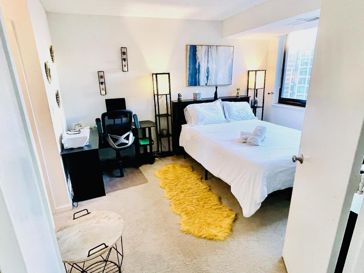 Executive Suite at Crystal City - 1BR, Metro, Gym, Pool, Sauna, 2 Queen Beds - Housity