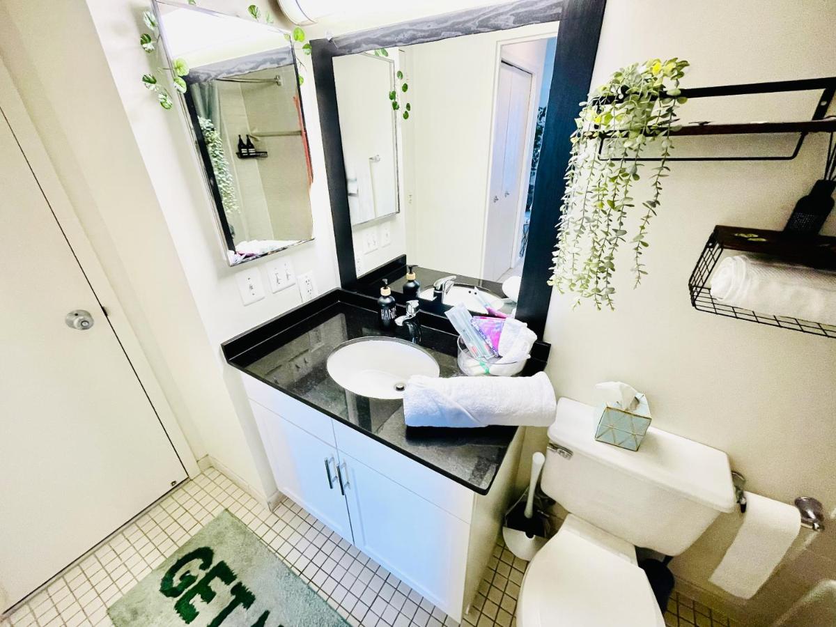 Executive Suite at Crystal City - 1BR, Metro, Gym, Pool, Sauna, 2 Queen Beds - Housity