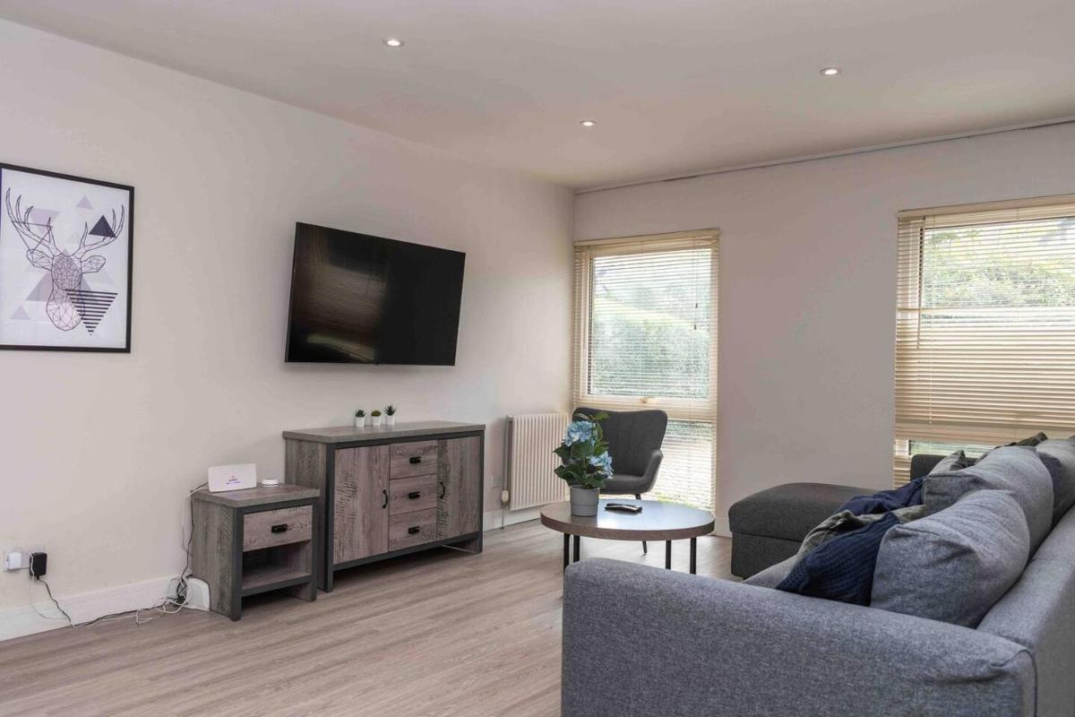3 Br Bungalow Close To Peak District With Garden - Housity