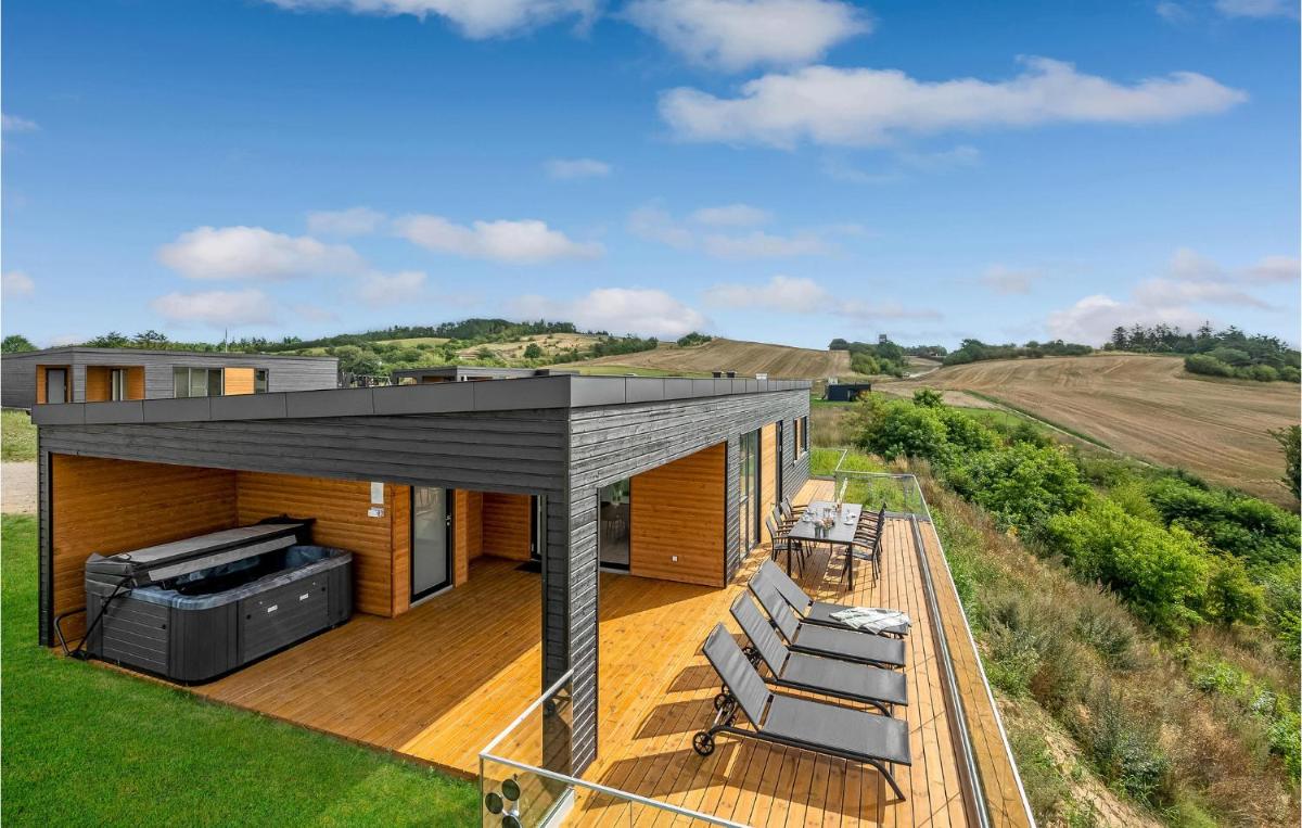 Beautiful Home In Løgstrup With Kitchen - Housity