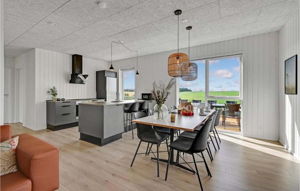 Beautiful Home In Løgstrup With Kitchen - Housity