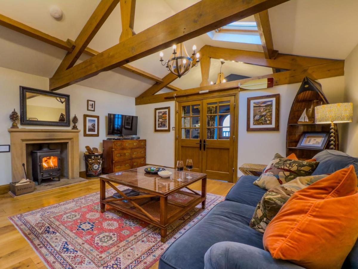 Duke of Portland Boathouse on the shore of Lake Ullswater ideal for a romantic break - Housity