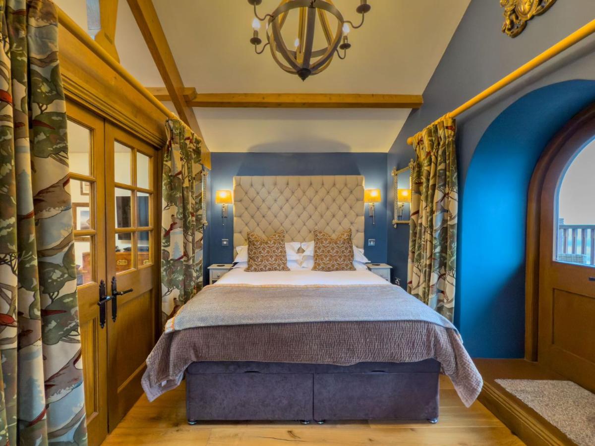 Duke of Portland Boathouse on the shore of Lake Ullswater ideal for a romantic break - Housity