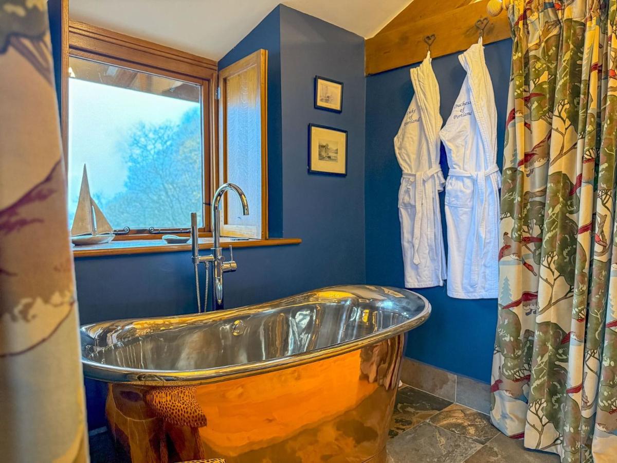 Duke of Portland Boathouse on the shore of Lake Ullswater ideal for a romantic break - Housity