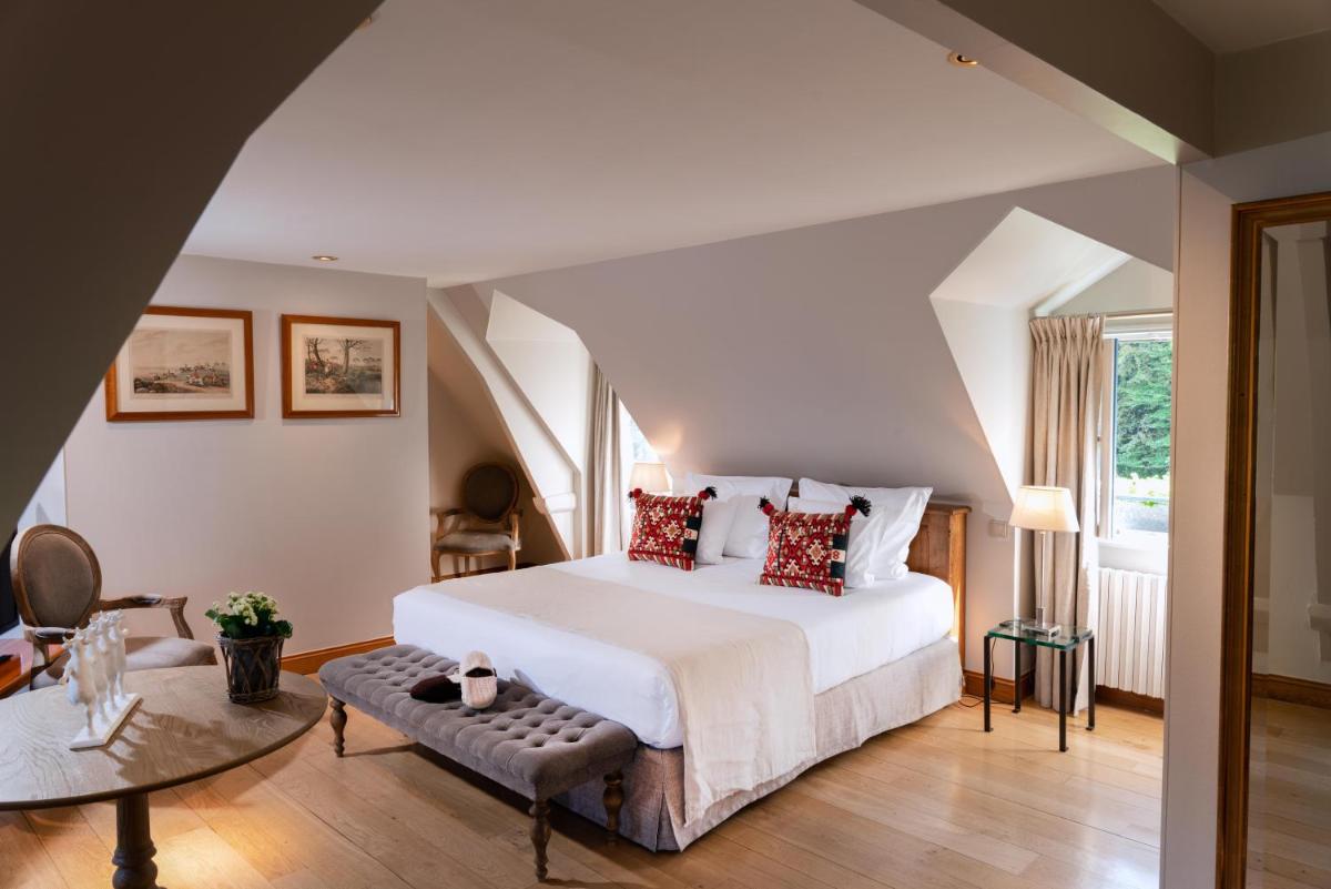 Un ou plusieurs lits dans un hébergement de l'établissement La Ferme Saint Simeon Hotel & Spa - Relais & Chateaux