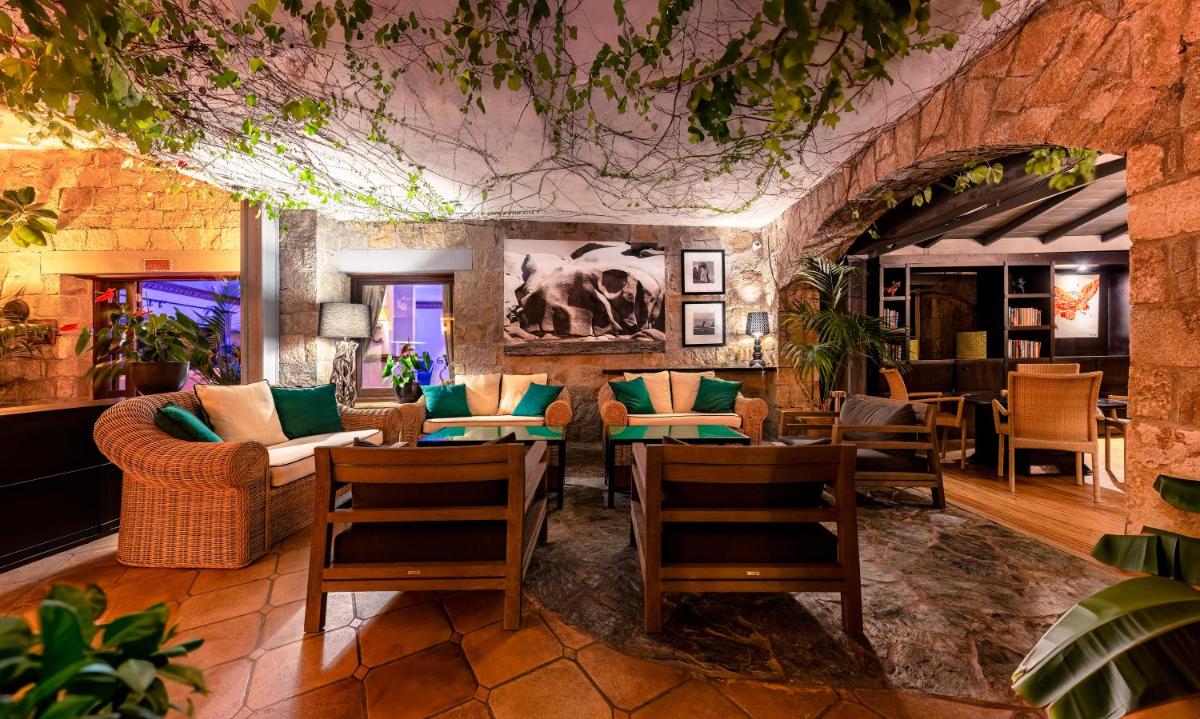 Coin salon dans l'établissement Hotel & SPA des Pecheurs