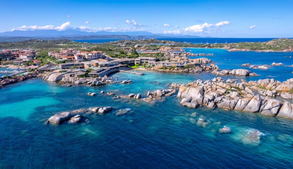 une vue aérienne d'une petite île dans l'eau dans l'établissement Hotel & SPA des Pecheurs, à Bonifacio