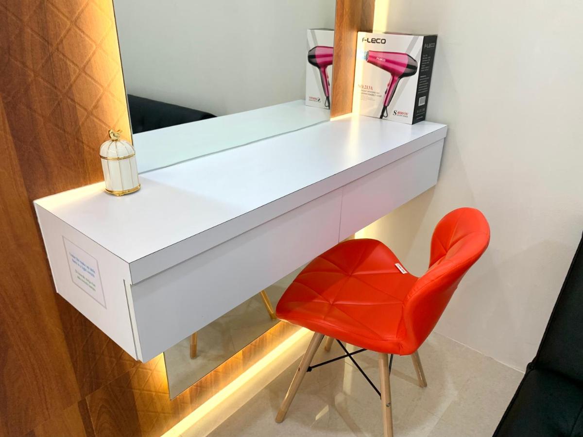 Wiwi Formosa Residence - Kitchen-Balcony-Netflix - Housity