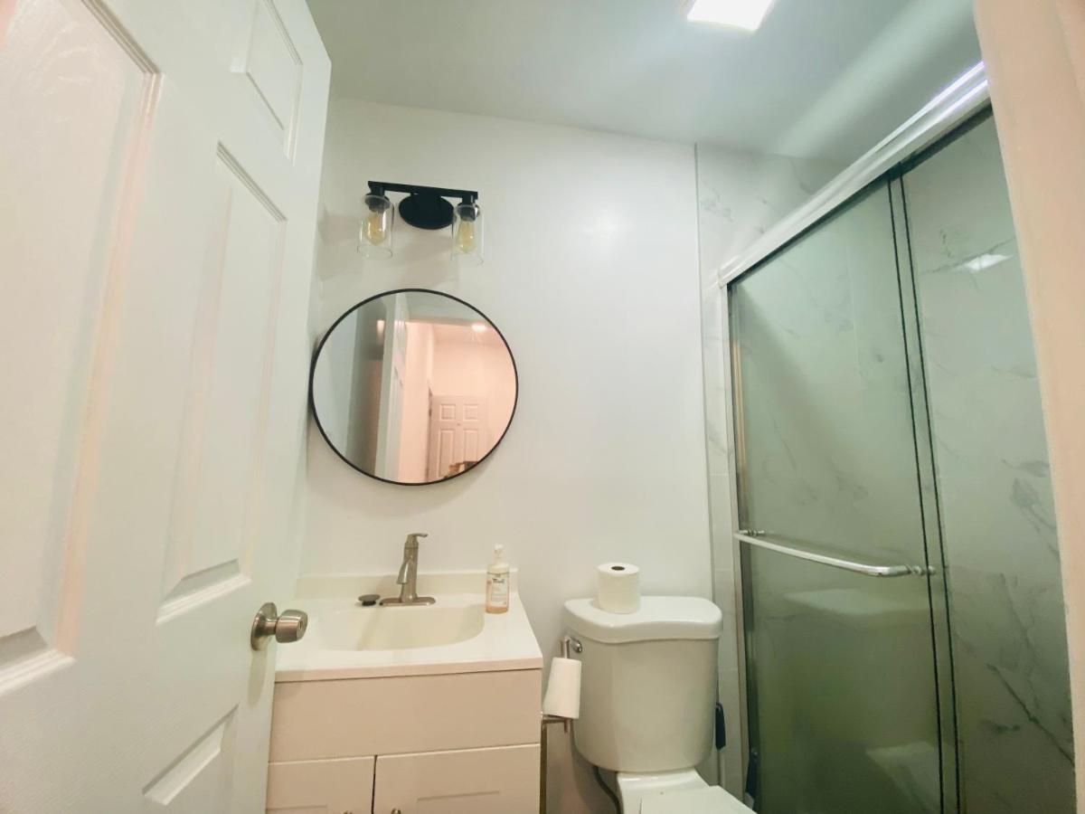 Oui on Ludlow - Entire House and Private Rooms in University City - Housity