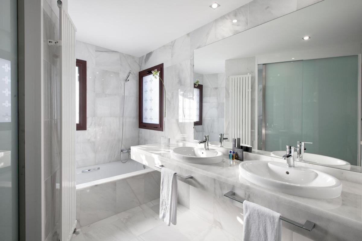 Un baño de Hotel MasMonzon