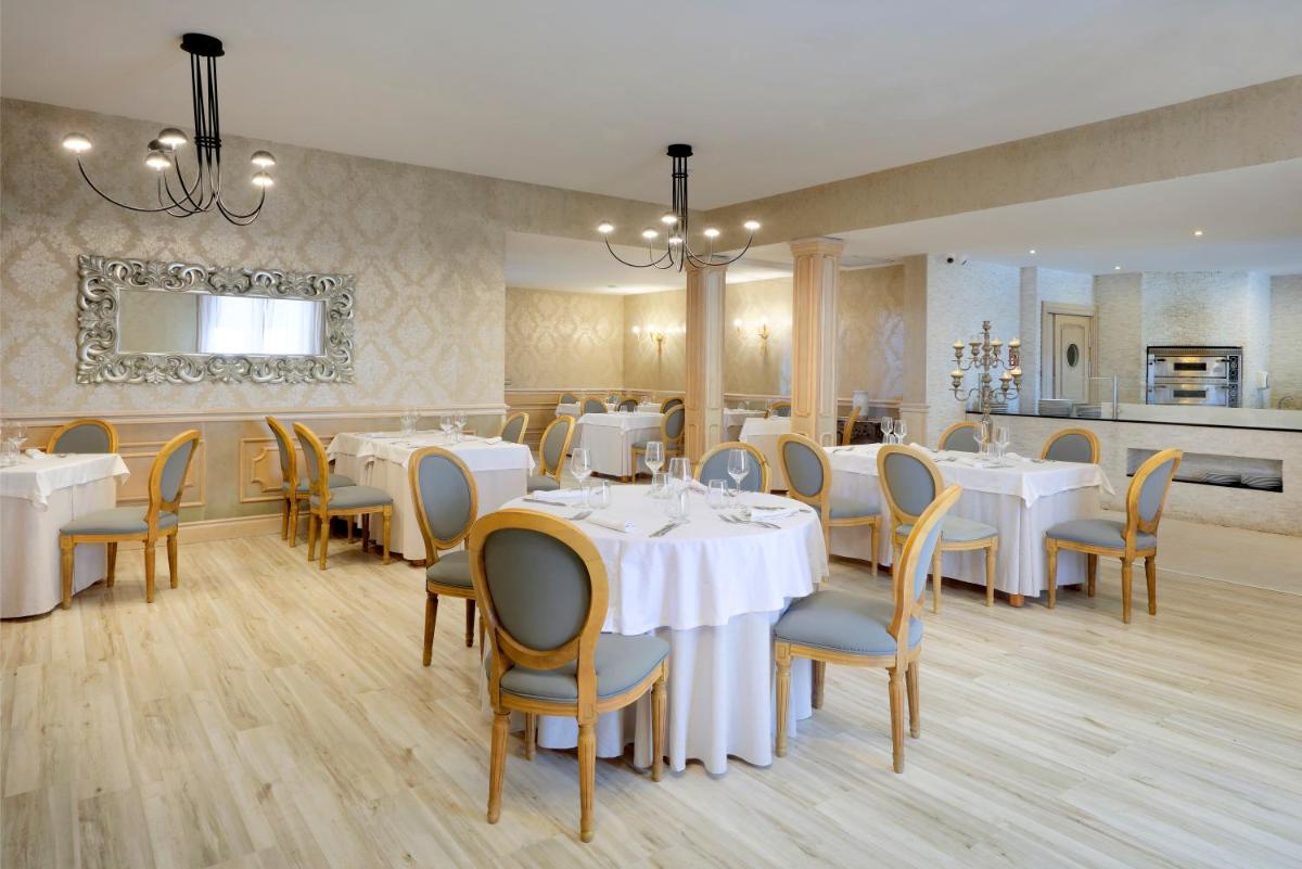 Un restaurante o sitio para comer en Grand Palladium White Island Resort & Spa - All Inclusive
