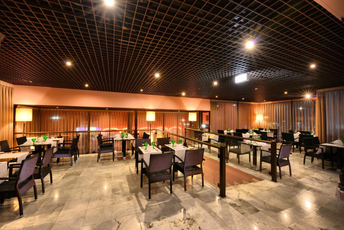 Um restaurante ou outro lugar para comer em Vila Gale Marina
