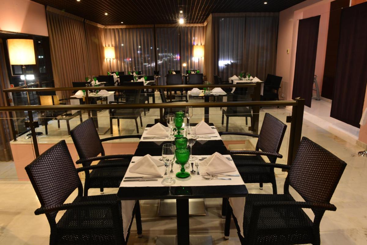 Um restaurante ou outro lugar para comer em Vila Gale Marina