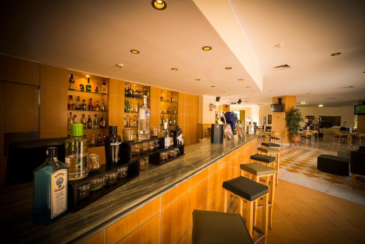 A área de bar ou lounge em Vila Gale Marina