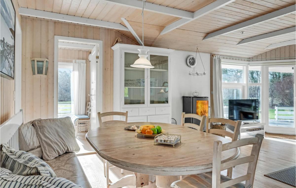 Three-Bedroom Holiday Home With A Fireplace In Melby - Housity