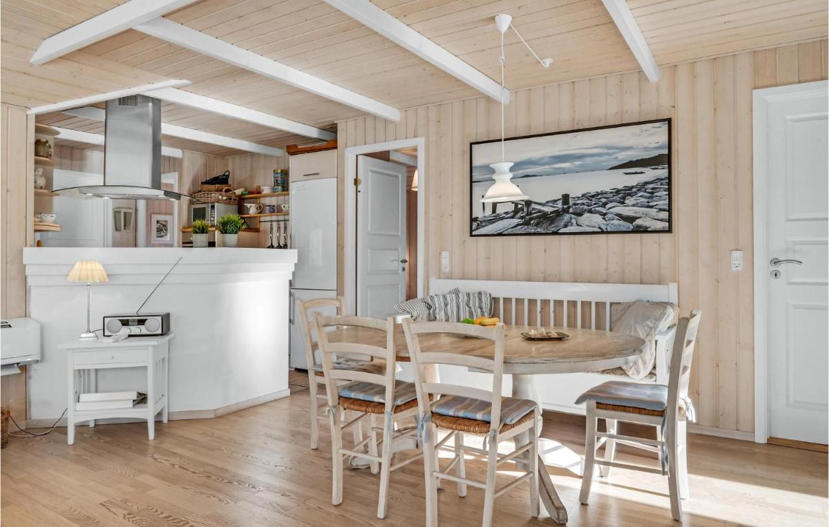 Three-Bedroom Holiday Home With A Fireplace In Melby - Housity
