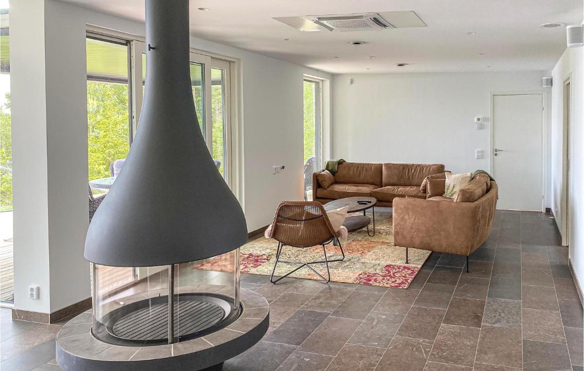 Lovely Home In Bolmsö With Sauna - Housity
