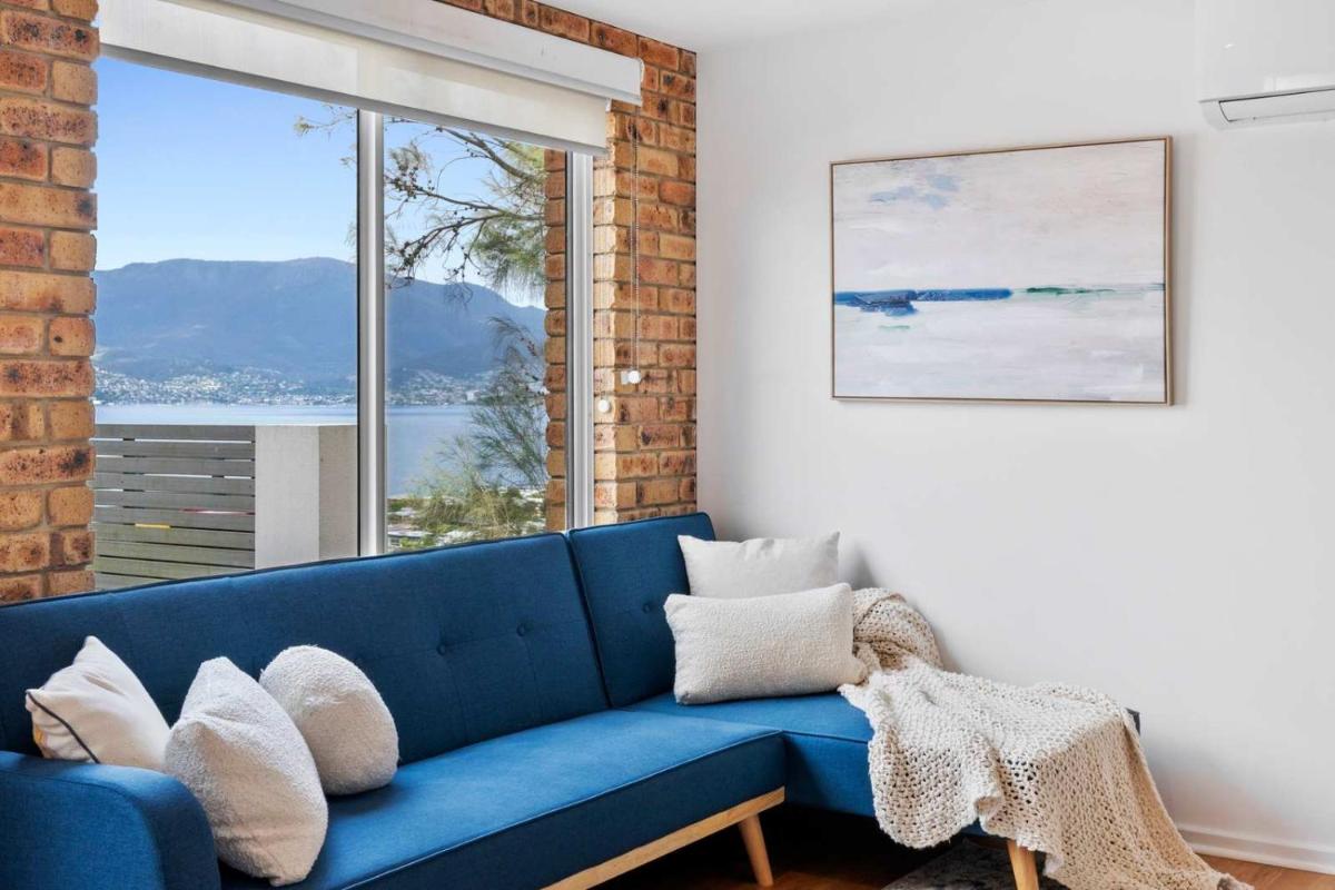 Hillside Retreat -Studio with Views - Housity